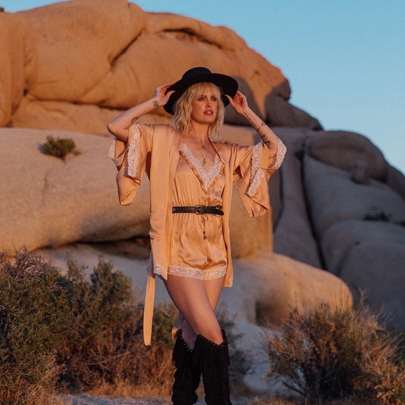 Spell Wild Love Silk Luxe Pastel Peach Robe - Picture 4 of 9